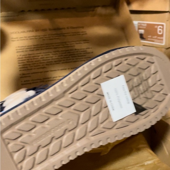 New in a box blue Uggs with bows - Picture 3 of 5